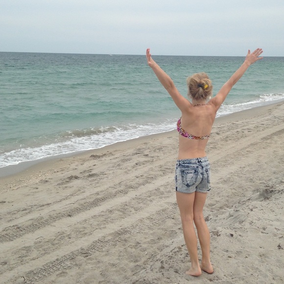 HELLO! - Picture 2 of 4